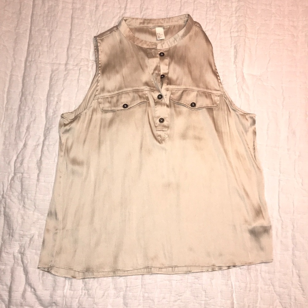 Sleeveless shirt, silk with breast pockets